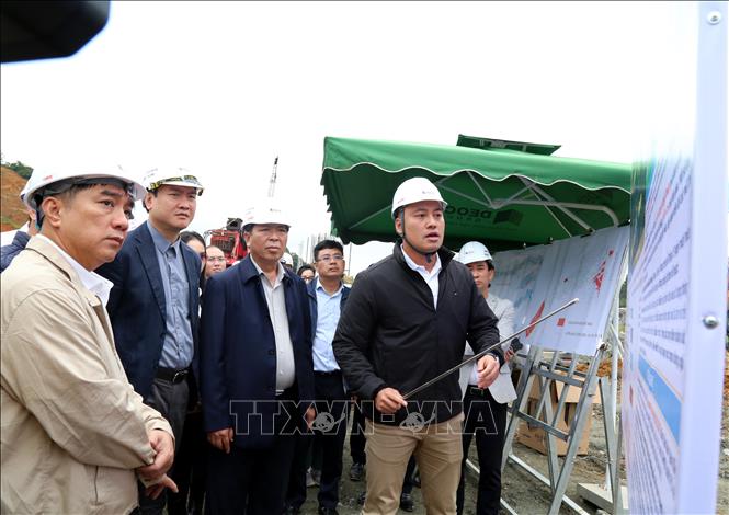 Bộ trưởng Bộ Xây dựng Trần Hồng Minh kiểm tra dự án cao tốc cửa khẩu Hữu Nghị - Chi Lăng (Lạng Sơn). Ảnh: Văn Đạt - TTXVN