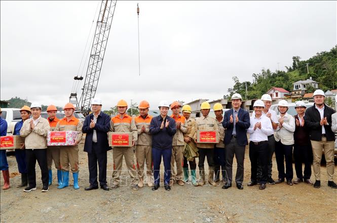 Bộ trưởng Bộ Xây dựng và lãnh đạo tỉnh Lạng Sơn tặng quà cho công nhân thi công cao tốc cửa khẩu Hữu Nghị - Chi Lăng (Lạng Sơn). Ảnh: Văn Đạt - TTXVN