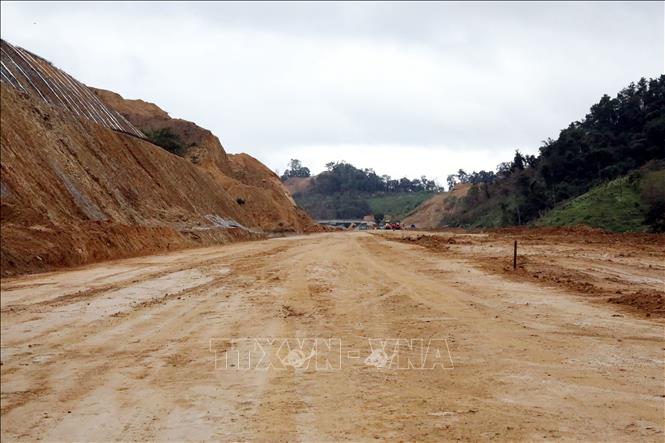 Tuyến cao tốc cửa khẩu Hữu Nghị - Chi Lăng (Lạng Sơn) đang được các nhà thầu thi công gấp rút hoàn thiện nền và mặt đường để chuẩn bị thông tuyến trong năm 2025. Ảnh: Văn Đạt - TTXVN