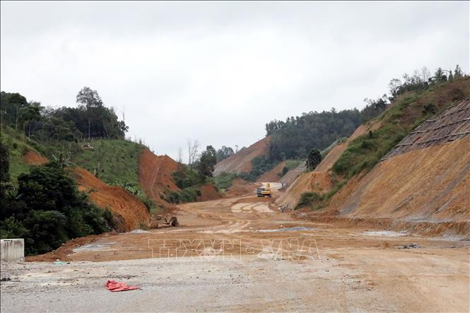 Tuyến cao tốc cửa khẩu Hữu Nghị - Chi Lăng (Lạng Sơn) đang được các nhà thầu thi công gấp rút hoàn thiện nền và mặt đường để chuẩn bị thông tuyến trong năm 2025. Ảnh: Văn Đạt - TTXVN