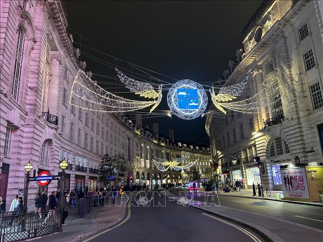 Phố Regent Street được thắp đèn trang trí rực rỡ kéo dài từ đầu đến cuối. Ảnh: Phong Hà-PV TTXVN tại Anh 