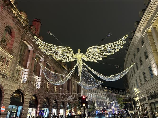 Đèn trang trí hình thiên thần bay đã trở thành hình ảnh biểu tượng cho đường phố London mùa Giáng sinh hàng năm. Ảnh: Phong Hà-PV TTXVN tại Anh