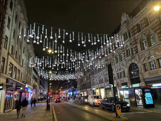 Phố mua sắm nổi tiếng Oxford Street được trang trí rực rỡ bởi những bóng đèn LED hình ngôi sao. Ảnh: Phong Hà-PV TTXVN tại Anh