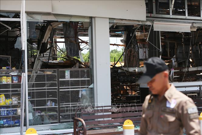 (Tư liệu) Một cửa hàng tiện lợi bị phá hủy do xung đột tại Si Sa Ket, Thái Lan. Ảnh: THX/TTXVN
