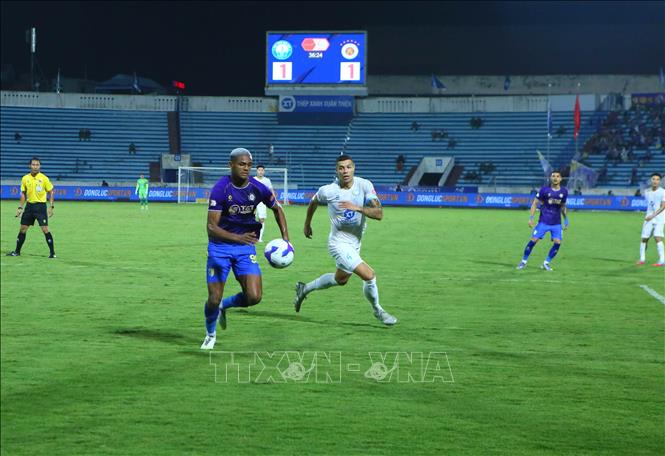 Tình huống tranh chấp bóng giữa cầu thủ hai đội. Ảnh: Công Luật - TTXVN