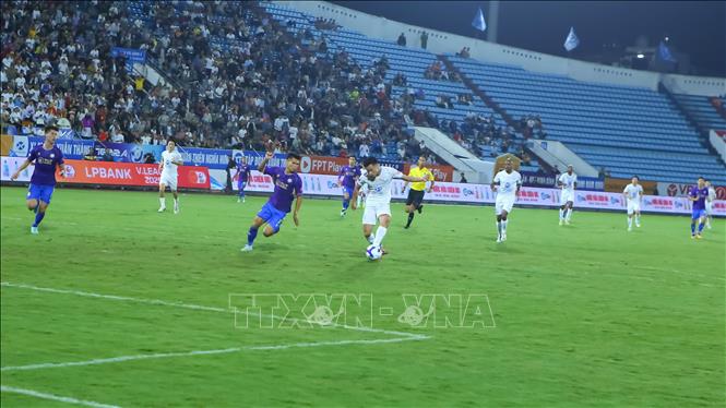 Tình huống dứt điểm của các cầu thủ Thép Xanh Nam Định trong khu vực 16m50. Ảnh: Công Luật - TTXVN