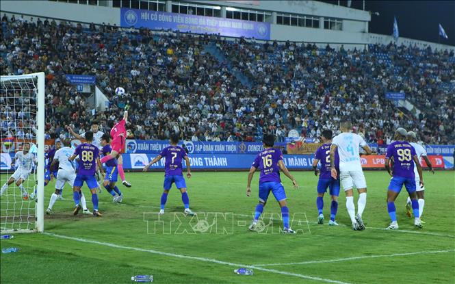 Tình huống tranh chấp bóng giữa các cầu thủ Thép Xanh Nam Định (áo trắng) và Câu lạc bộ Hà Nội. Ảnh: Công Luật - TTXVN