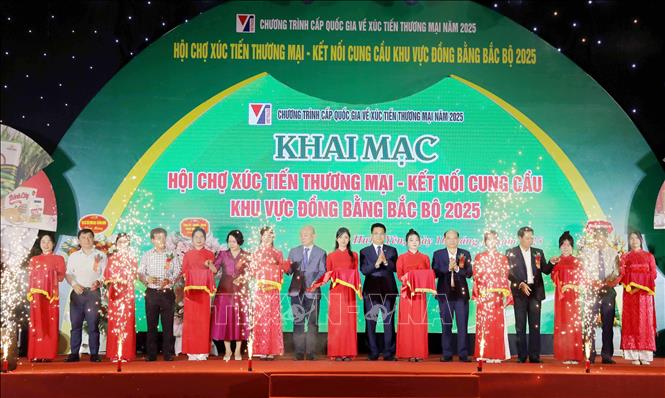 Các đại biểu cắt băng khai mạc hội chợ. Ảnh: Thế Duyệt - TTXVN