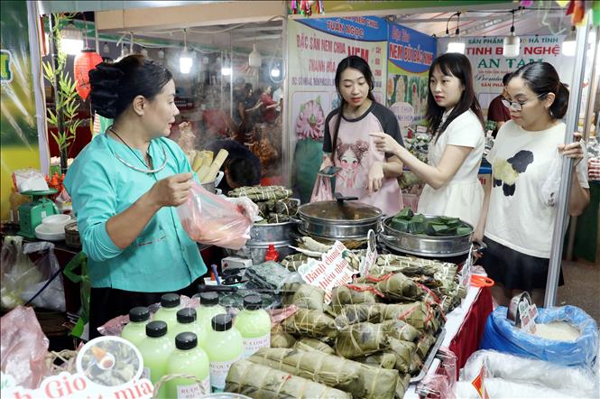 Người dân tham quan, mua sắm tại hội chợ. Ảnh: Thế Duyệt – TTXVN