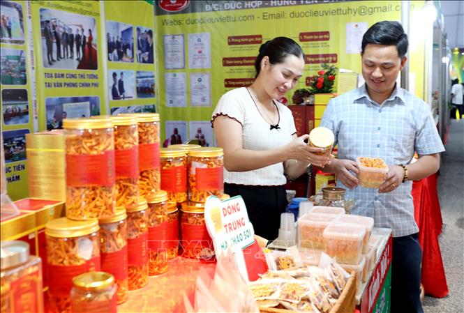 Người dân tham quan, mua sắm tại hội chợ. Ảnh: Thế Duyệt – TTXVN