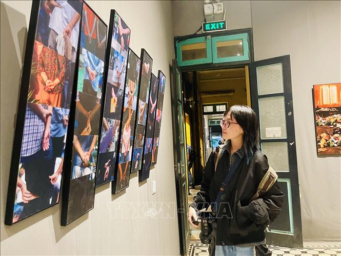 Khán giả tham quan triển lãm đánh giá cao sự sáng tạo và tinh thần đổi mới của các nghệ sĩ trẻ. Ảnh: Tuyết Mai - TTXVN