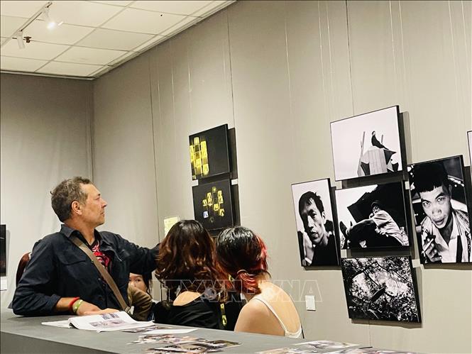 Khán giả chiêm ngưỡng các tác phẩm tại triễn lãm. Ảnh: Tuyết Mai - TTXVN 