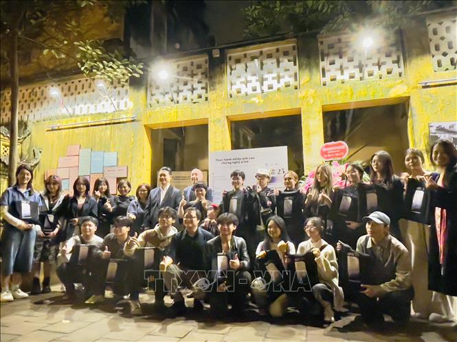 Các nghệ sĩ trẻ và Ban tổ chức tham dự khai mạc triển lãm. Ảnh: Tuyết Mai - TTXVN