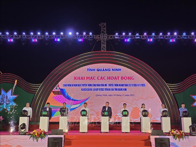 Đại biểu nhấn nút khai mạc chuỗi hoạt động Kỷ niệm 89 năm Ngày Truyền thống công nhân vùng Mỏ. Ảnh: Thanh Vân-TTXVN 