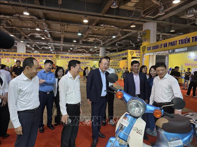 Các đại biểu tham quan gian hàng trưng bày tại triển lãm.  Ảnh: Thanh Vân-TTXVN 