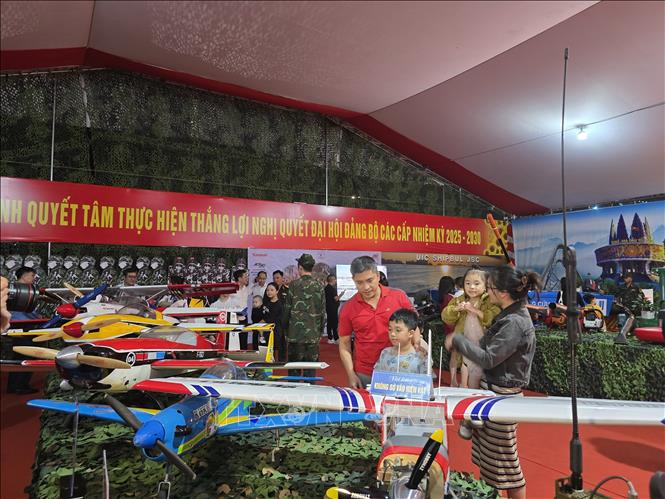 Người dân Quảng Ninh háo hức tham quan các gian trưng bày khí tài quân sự của tỉnh. Ảnh: Thanh Vân-TTXVN 