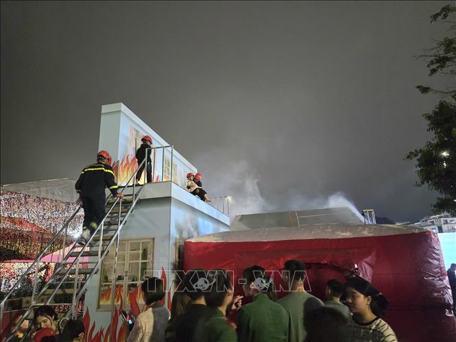 Trải nghiệm kỹ năng thoát hiểm khi có cháy tại khu vực triển lãm của Công an tỉnh Quảng Ninh. Ảnh: Thanh Vân-TTXVN 