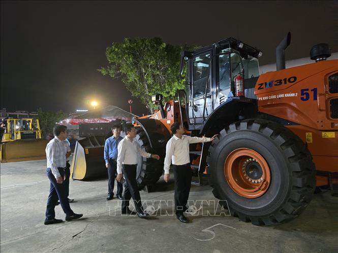 Máy xúc than ở khai trường được trưng bày tại triển lãm 89 năm Ngày truyền thống công nhân vùng Mỏ. Ảnh: Thanh Vân-TTXVN 