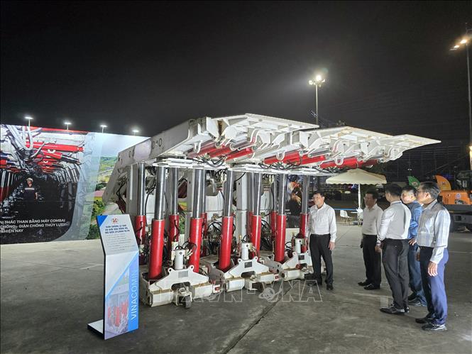 Đại biểu tham quan khu vực triển lãm của ngành Than. Ảnh: Thanh Vân-TTXVN 