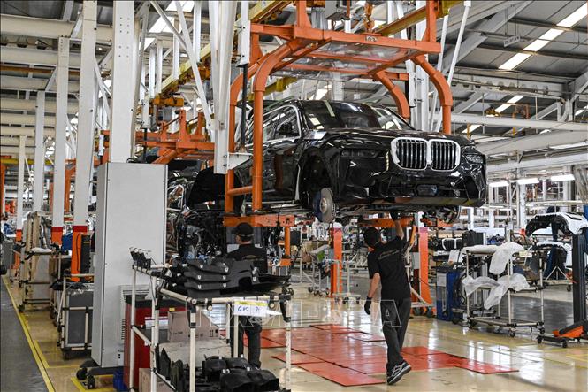 (Tư liệu) Ô tô của hãng BMW được sản xuất tại nhà máy ở Jakarta, Indonesia. Ảnh: THX/TTXVN