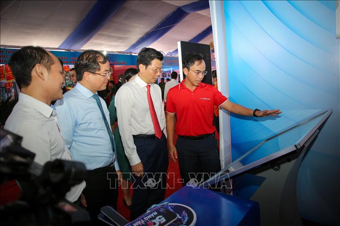 Promoting tourism through technology. VNA Photo: Giang Phương