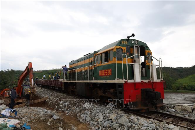 Tàu vận chuyển vật liệu xây dựng đến khu vực sạt lở để thi công. Ảnh: Tường Quân - TTXVN