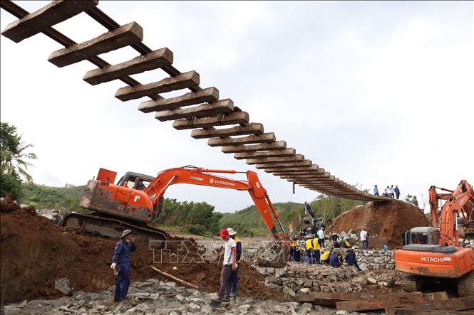 Vị trí sạt lở có chiều dài 90 mét, có điểm sâu đến 9 mét. Ảnh: Tường Quân - TTXVN