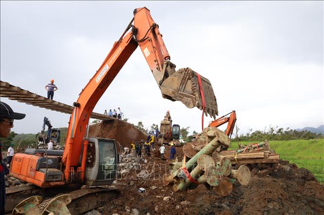 Thiết bị, máy móc được tập trung tại địa điểm thi công. Ảnh: Tường Quân – TTXVN