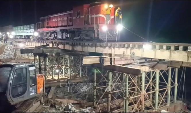 Đoàn tàu đầu tiên chạy qua đoạn tuyến đường sắt vừa được khôi phục. Ảnh: Tường Quân – TTXVN