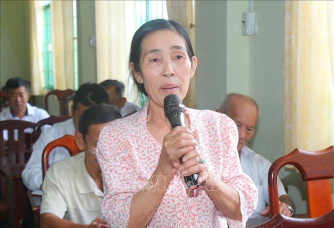 Cử tri xã Xà Phiên, thành phố Cần Thơ nêu kiến nghị với các đại biểu. Ảnh: Duy Khương - TTXVN  