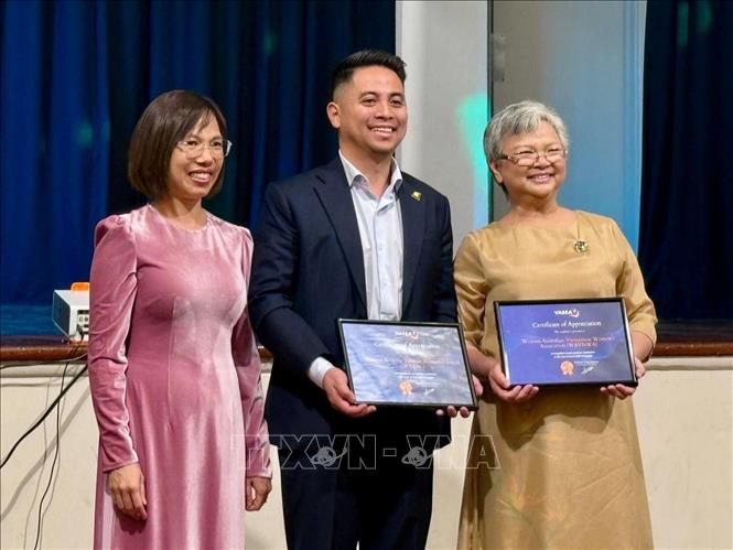 PGS.TS Dương Thị Hồng Liên (trái), Đại học tổng hợp Curtin và chị Hồng Jackson, Chủ tịch Hội Phụ nữ Việt Nam bang Tây Australia, tại buổi quyên góp ở thành phố Perth nhằm ủng hộ đồng bào vùng bão lũ trong nước. Ảnh: TTXVN phát