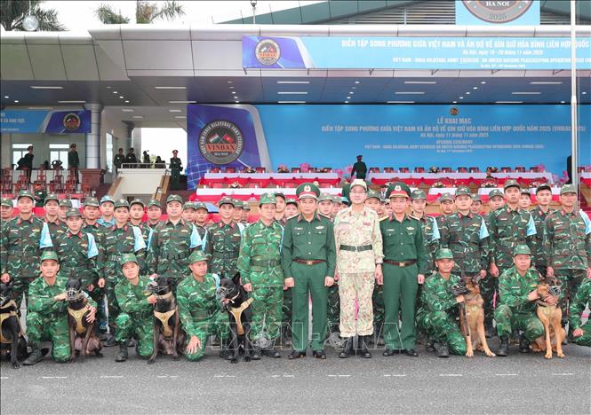 Các sĩ quan, quân nhân thuộc lực lượng Biên phòng Việt Nam tham gia diễn tập. Ảnh: Trọng Đức - TTXVN