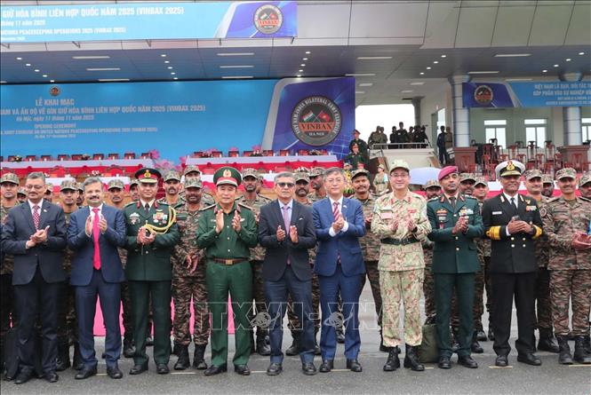 Thượng tướng Phùng Sĩ Tấn, Phó Tổng Tham mưu trưởng Quân đội Nhân dân Việt Nam; ông Rajesh Kumar Singh, Thư ký Quốc phòng Ấn Độ cùng đại diện các cơ quan, đơn vị tham dự lễ khai mạc. Ảnh: Trọng Đức - TTXVN