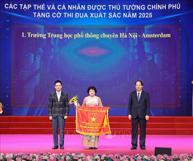 Trường THPT Chuyên Hà Nội - Amsterdam nhận Cờ thi đua của Chính phủ. Ảnh: Thanh Tùng - TTXVN 