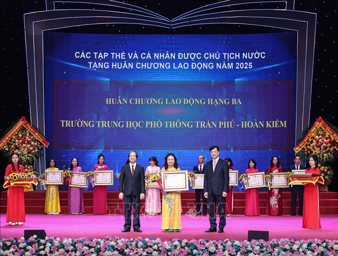 Trường THPT Trần Phú - Hoàn Kiếm đón nhận Huân chương Lao động hạng Ba của Chủ tịch nước tặng. Ảnh: Thanh Tùng - TTXVN