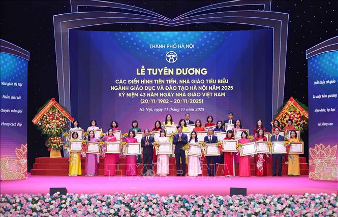 Bí thư Thành ủy Hà Nội Nguyễn Duy Ngọc cùng Bộ trưởng Bộ Giáo dục và Đào tạo Nguyễn Kim Sơn trao Huân chương Lao động của Chủ tịch nước tặng các tập thể và cá nhân. Ảnh: Thanh Tùng - TTXVN 
