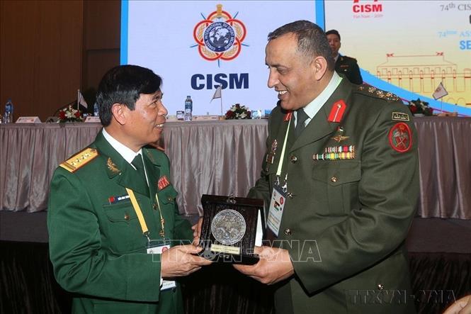 Thiếu tướng Alqtaishat Jehad, Bộ quốc phòng Jordan tặng quà lưu niệm cho đoàn Việt Nam tại Phiên họp Đại hội đồng Thể thao quân sự quốc tế (CISM) lần thứ 74 do Việt Nam đăng cai tổ chức (TP. Hồ Chí Minh, 28/4/2019). Ảnh: Thanh Vũ – TTXVN
