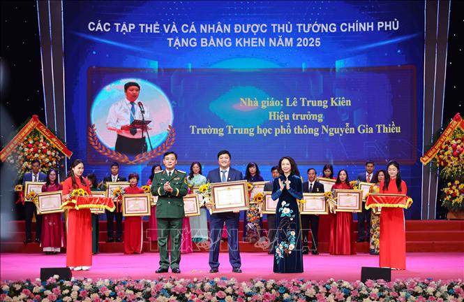 Trao Bằng khen của Thủ tướng Chính phủ tặng các tập thể và cá nhân có thành tích xuất sắc. Ảnh: Thanh Tùng - TTXVN 