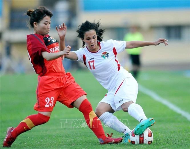 Trận giao hữu bóng đá nữ quốc tế giữa đội Việt Nam (áo đỏ) với đội Jordan (áo trắng) trên sân vận động Hàng Đẫy (Hà Nội, 26/4/2013). Ảnh: Quốc Khánh - TTXVN