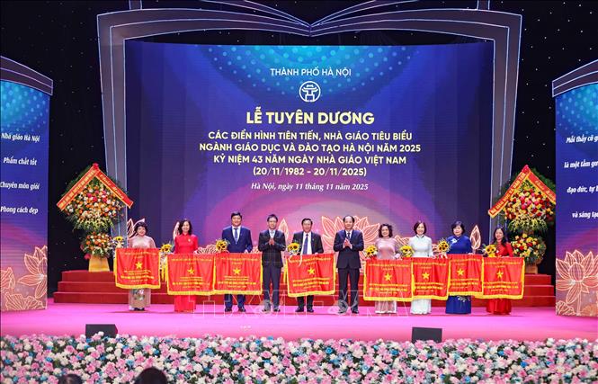 Các tập thể nhận Cờ thi đua của Chính phủ. Ảnh: Thanh Tùng - TTXVN 