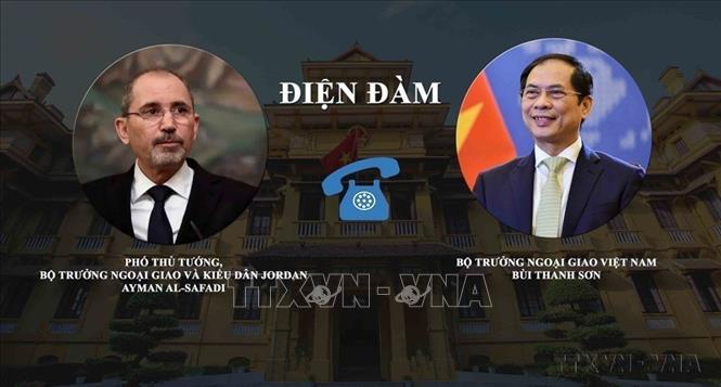 Bộ trưởng Ngoại giao Bùi Thanh Sơn điện đàm với Phó Thủ tướng, Bộ trưởng Ngoại giao và Kiều dân Jordan Ayman Al-Safadi (29/6/2022). Ảnh: TTXVN phát