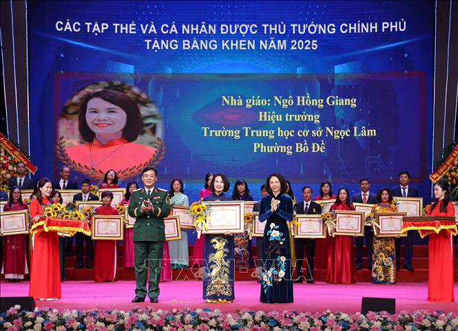 Trao Bằng khen của Thủ tướng Chính phủ tặng các tập thể và cá nhân có thành tích xuất sắc. Ảnh: Thanh Tùng - TTXVN 