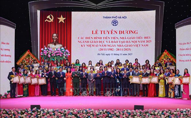 Đại biểu chụp ảnh chung cùng các tập thể và cá nhân nhận Bằng khen của Thủ tướng Chính phủ. Ảnh: Thanh Tùng - TTXVN