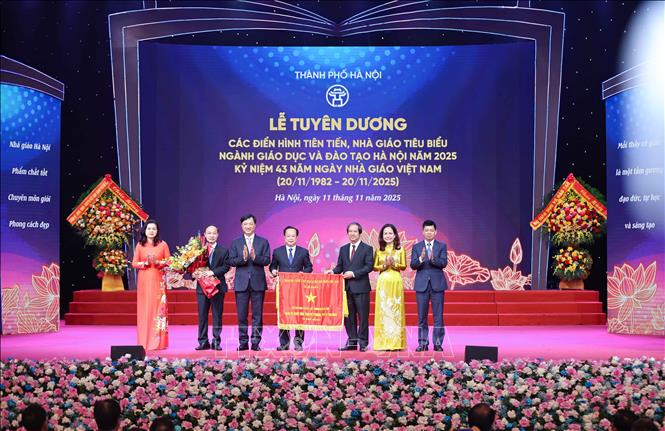 Sở Giáo dục và Đào tạo Hà Nội đón nhận Cờ thi đua của Chính phủ . Ảnh: Thanh Tùng - TTXVN