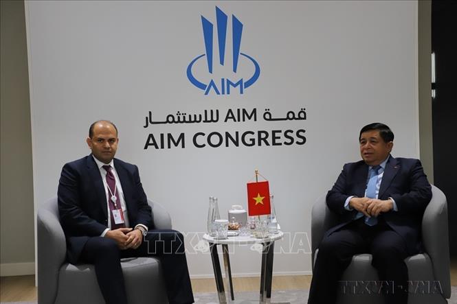 Phó Thủ tướng Nguyễn Chí Dũng làm việc với Quốc vụ khanh Đầu tư Jordan Zaher Al Qatarneh bên lề Hội nghị AIM Congress 2025 tại UAE (7-9/4/2025). Ảnh: Nguyễn Trường - TTXVN
