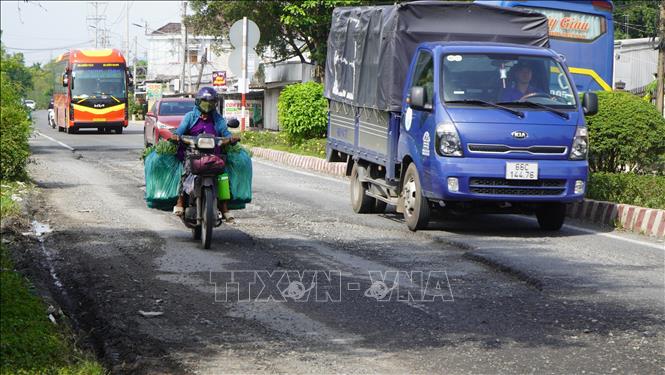 Quốc lộ 80, khu vực qua vòng xoay Cái Cỏ, xã Tân Dương, tỉnh Đồng Tháp, xuống cấp, nguy cơ gây mất an toàn giao thông. Ảnh: Nhựt An - TTXVN