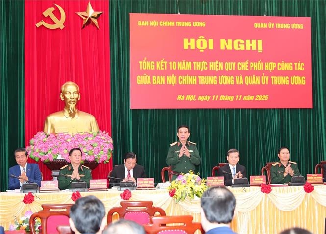 Các đồng chí chủ trì hội nghị. Ảnh: Trọng Đức - TTXVN