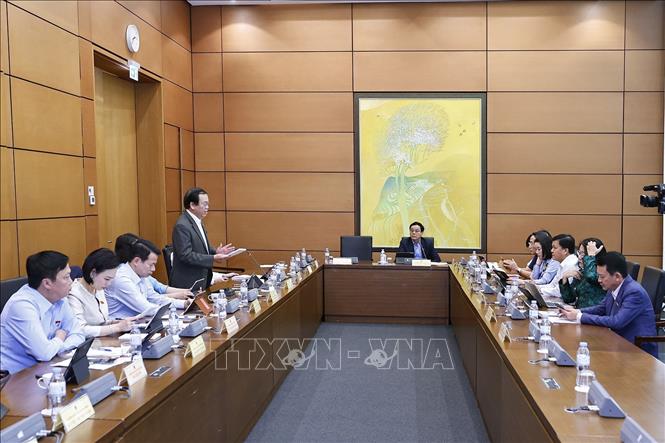 Đoàn đại biểu Quốc hội các tỉnh Ninh Bình và Quảng trị thảo luận ở tổ. Ảnh: Doãn Tấn - TTXVN