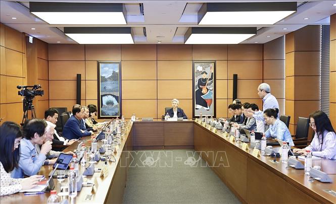 Đoàn đại biểu Quốc hội tỉnh Hưng Yên và TP Hải Phòng thảo luận ở tổ. Ảnh: Doãn Tấn - TTXVN