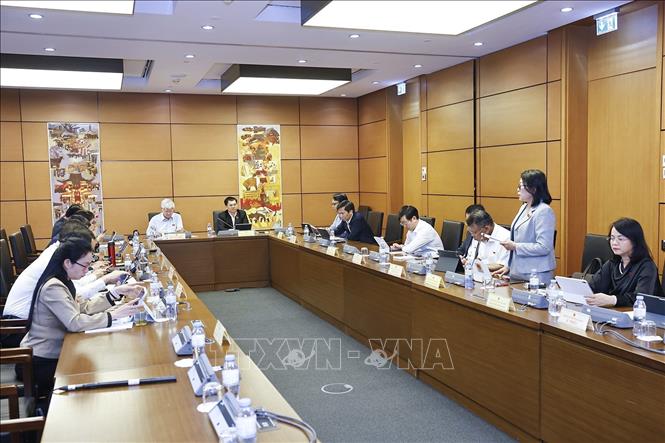 Đoàn đại biểu Quốc hội các tỉnh Lâm Đồng và Nghệ An thảo luận ở tổ. Ảnh: Doãn Tấn - TTXVN